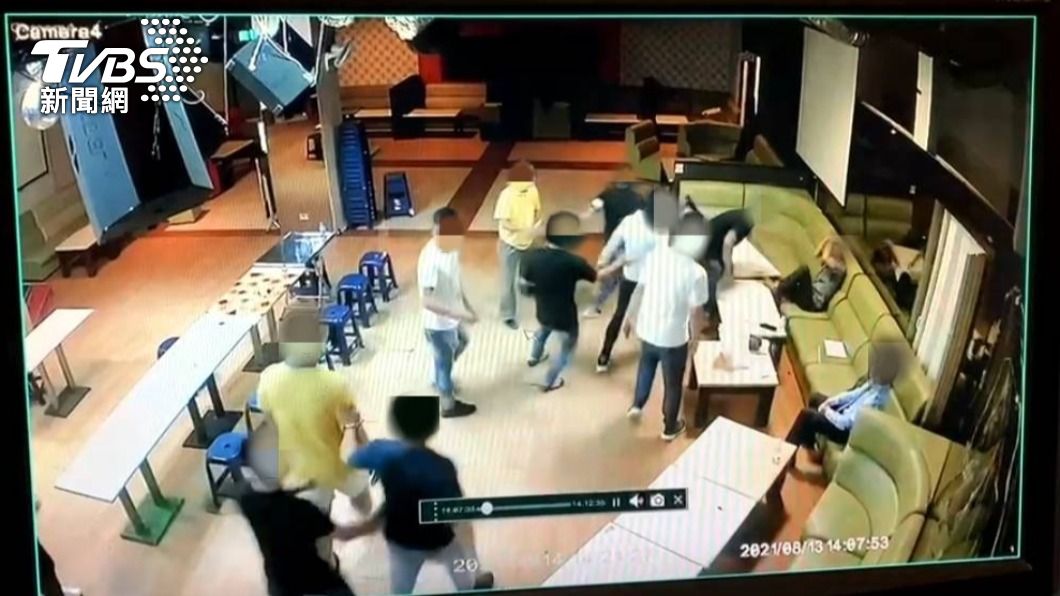 東協廣場13日召開管委會改選，黑道公然入侵，胡姓總幹事遭圍毆。（圖／警方提供）