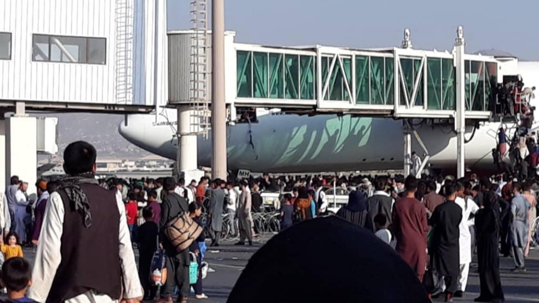 喀布爾機場驚險畫面曝光！平民失控攀空橋　美軍對空開火