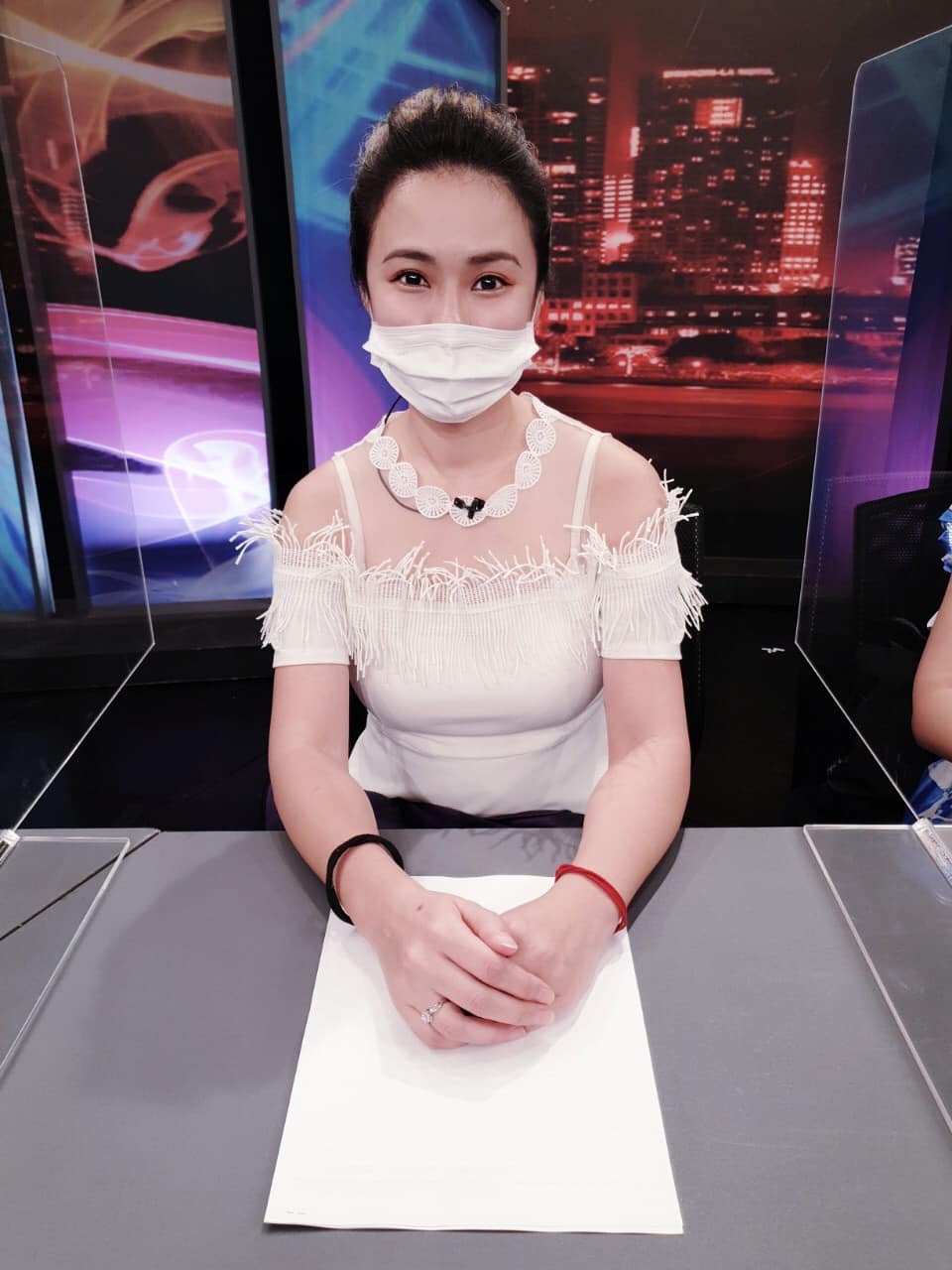 周又珈眼睛痛到感覺有100多萬支針在刺。（圖／翻攝自周又珈臉書）