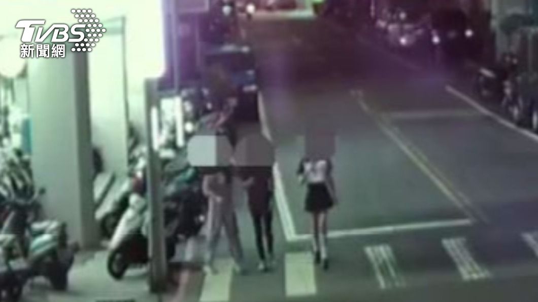 見男友與短裙妹「馬路上牽手」!正宮氣炸怒攔人扯髮毆
