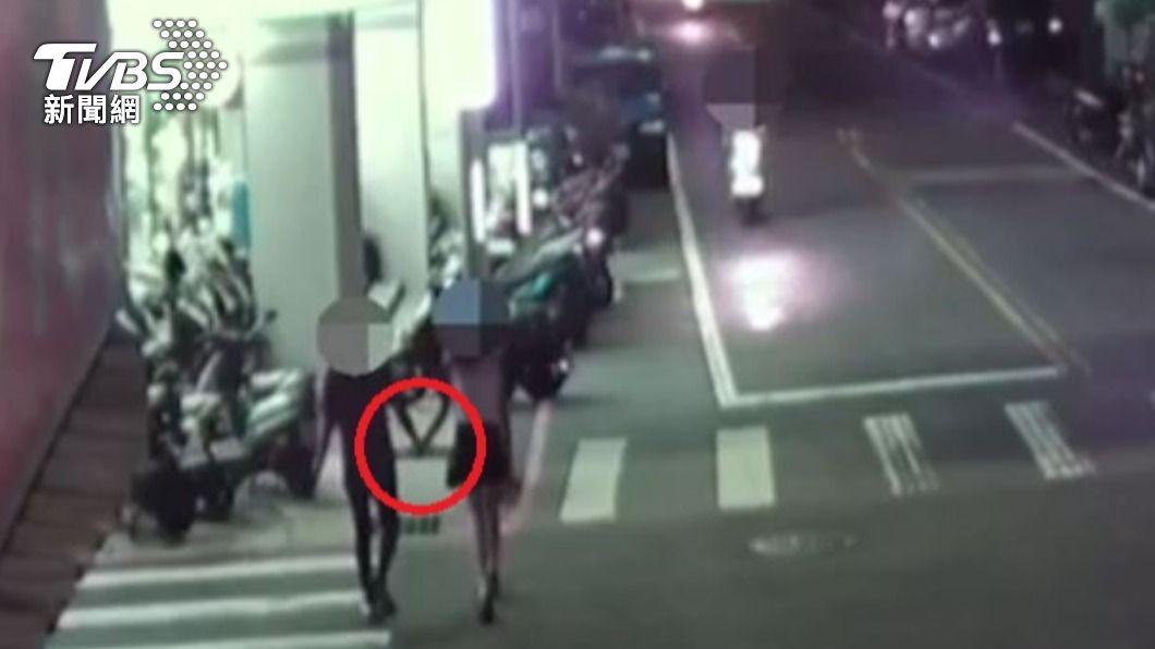 李女和男店員兩人被拍下手牽手去超商買菸。（圖／TVBS）