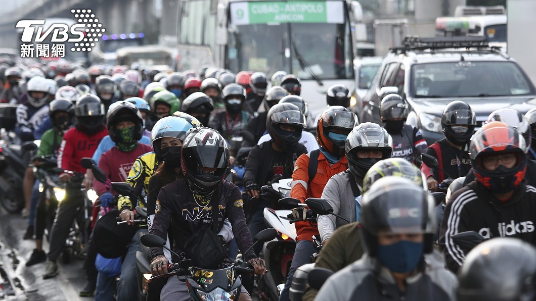 重要道路塞車情況嚴重,路上塞滿了人車,已經顧不上安全社交距離。圖/達志影像美聯社