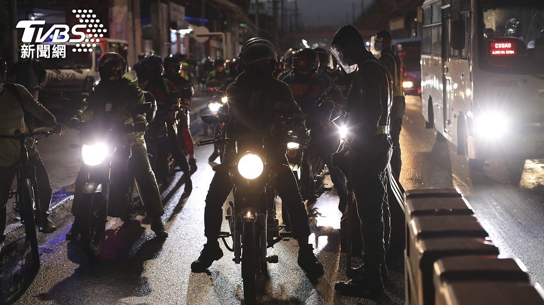 警方在各個路檢點佈下重兵,仔細檢查外出民眾的出行許可。圖/達志影像美聯社