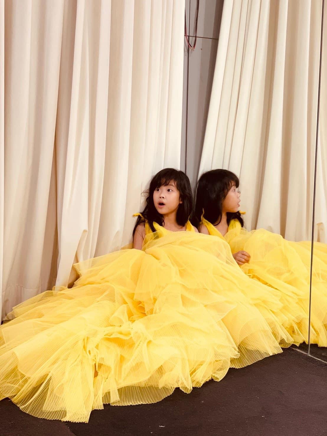 NO妹超會擺Pose。（圖／翻攝自朱海君臉書）
