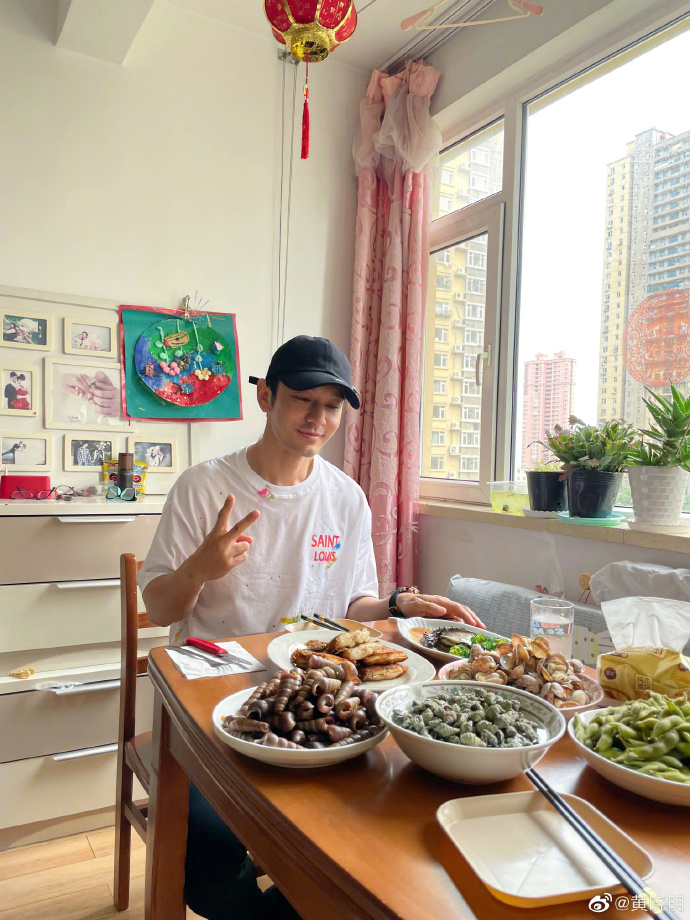 黃曉明坦承會娶Angelababy是因為媽媽喜歡。(圖/翻攝自微博)