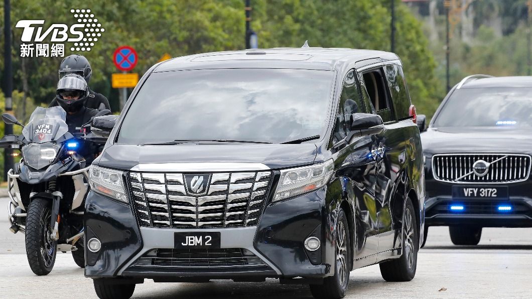 慕尤丁車輛今日上午遭直擊進入國家皇宮。(圖/達志影像美聯社)