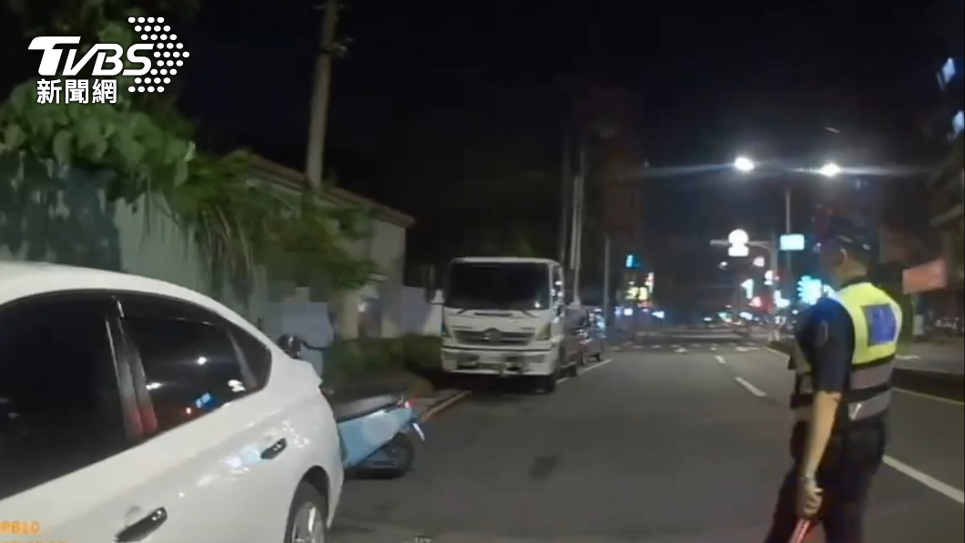 警方從遠處就發現騎士急停路邊。(圖/TVBS)