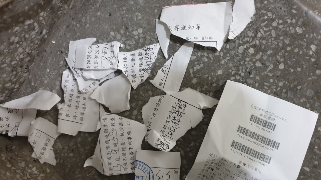 環保局前來開勸導單遭撕碎丟在地。(圖/翻攝自爆料公社 臉書)