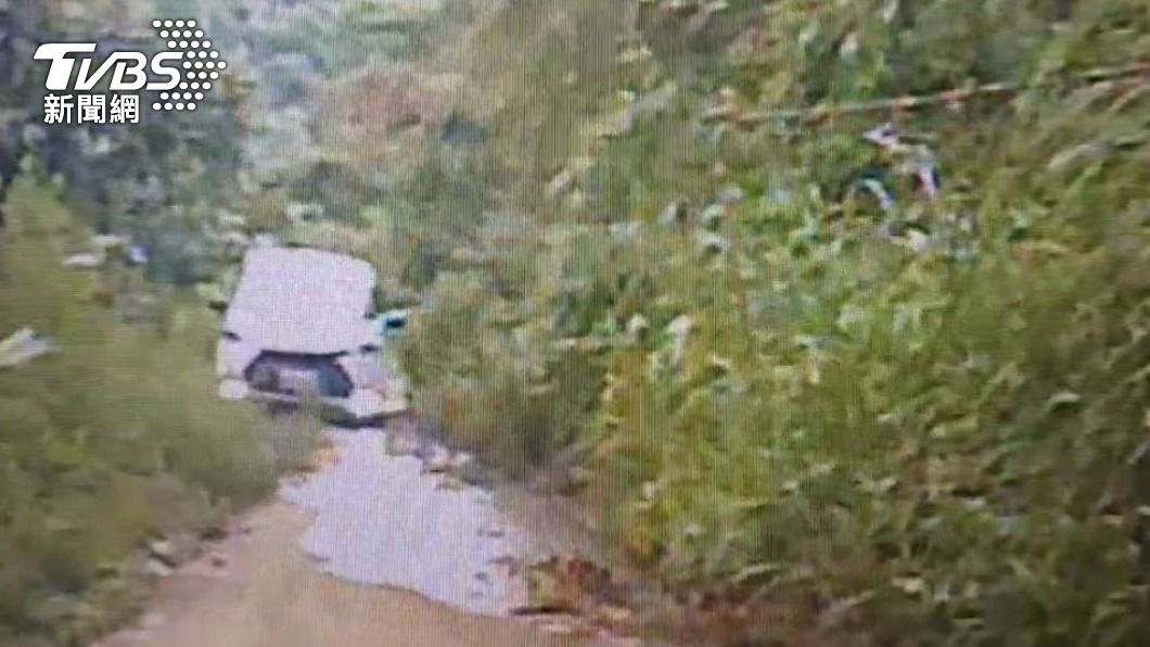 導航變迷航！車卡泥地　她報「電線桿編號」才脫困