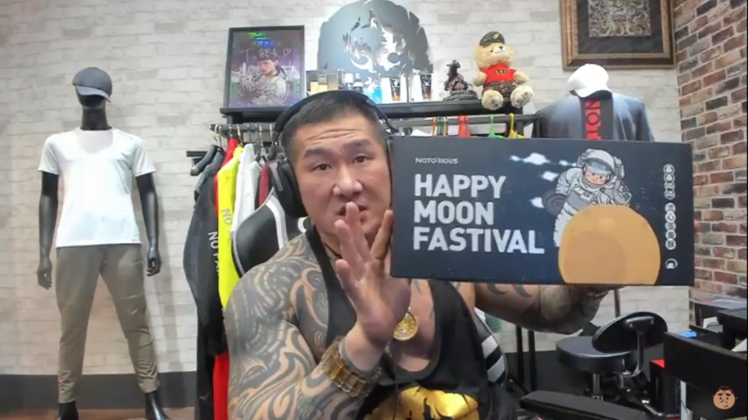 館長秀出的月餅盒英文拼錯。（圖／翻攝自YouTube《館長惡名昭彰》頻道）