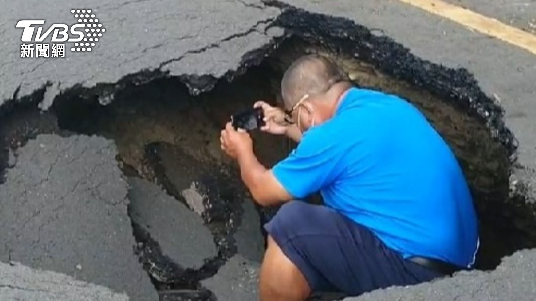 又有天坑!嘉義巨洞竟「蹲得下男人」 貨車輪胎遭撞歪