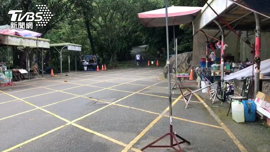 男子帶著妻小前往風景區遊玩。(圖/TVBS)