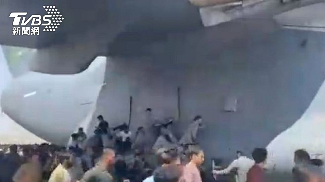 阿富汗爆逃難潮 數百人硬擠停機坪攀爬機翼3人摔死