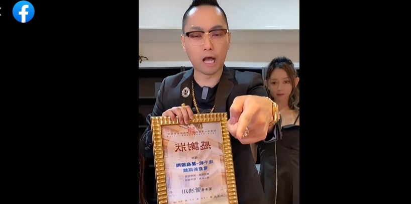 直播主連千毅遭網酸洗白怒拿感謝狀回應。(圖/翻攝自連千毅臉書)