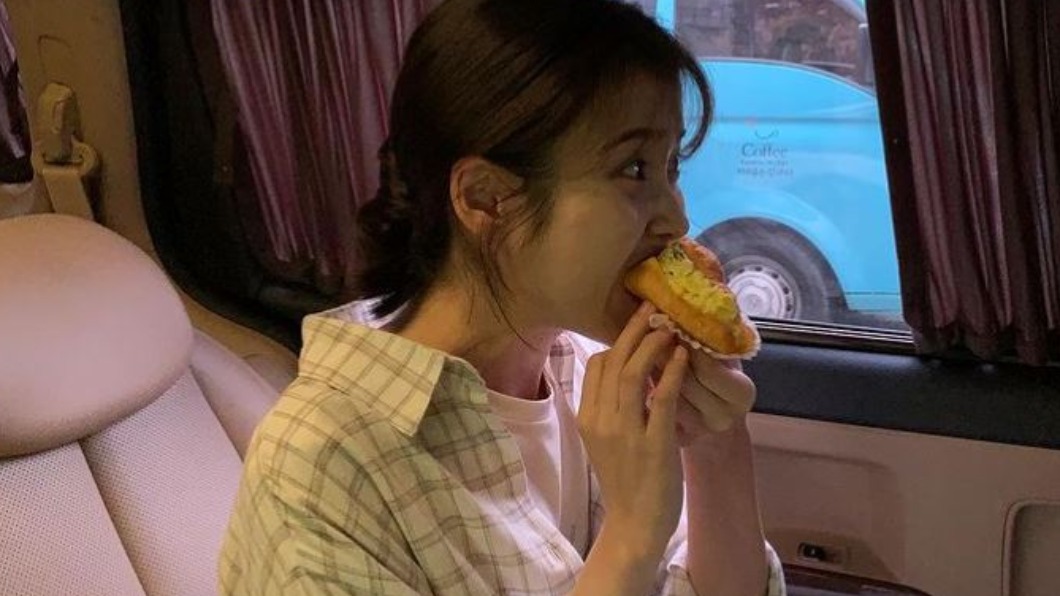 IU李知恩出道已逾12年。(圖/翻攝自dlwlrma IG)
