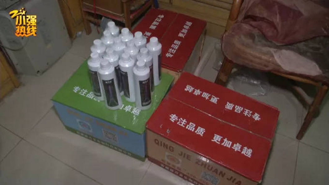對方一再強力推銷下,老太太一口氣買了100瓶清潔劑。(圖/翻攝自網易新聞)