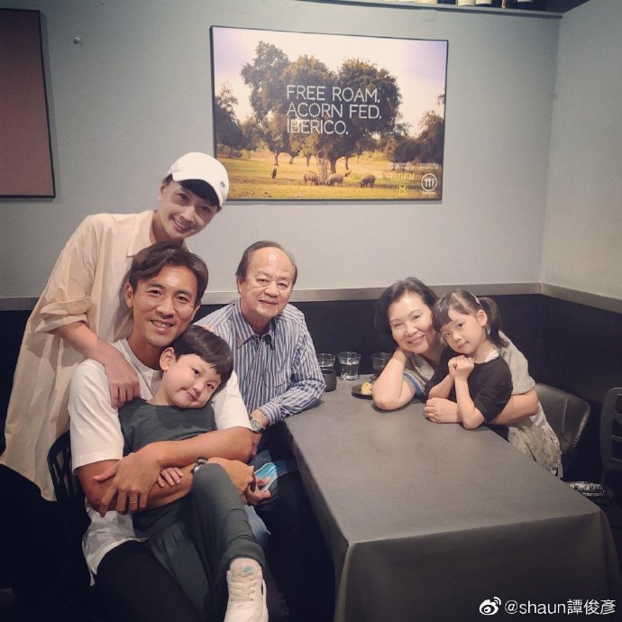 狄龍一家人6月共同歡慶父親節。（圖／翻攝自譚俊彥微博）