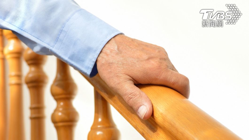 9旬翁爬樓梯時突然喘不過氣。(示意圖/shutterstock達志影像)