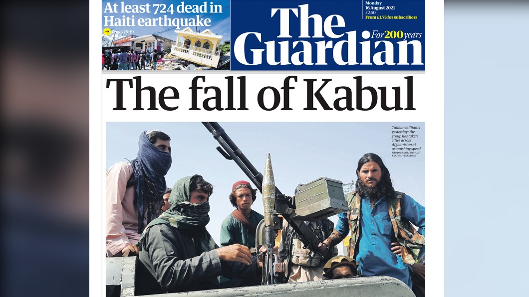 英國《衛報》以《喀布爾淪陷》為題刊登報導。(圖/翻攝自@guardian推特)
