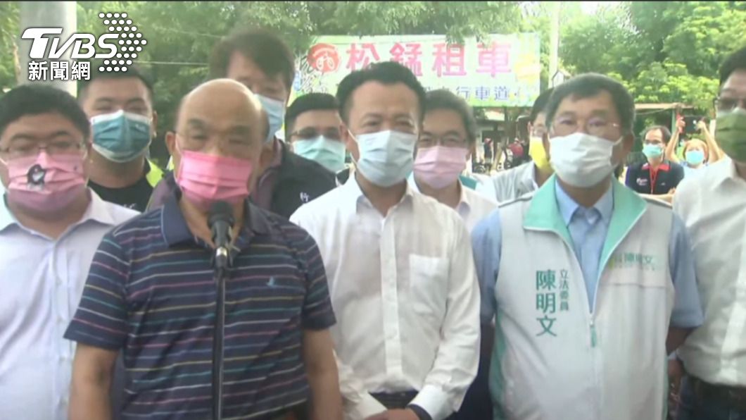 行政院長蘇貞昌南下視察蒜頭糖廠鐵路延伸計畫,立委陳明文在側。(圖/TVBS)