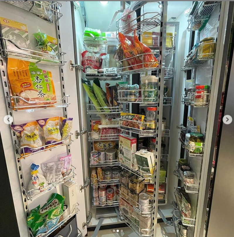 唐綺陽之前分享自家零食櫃,超澎拜品項已讓網友好生羨慕。(圖/翻攝自 jessetang11 IG)