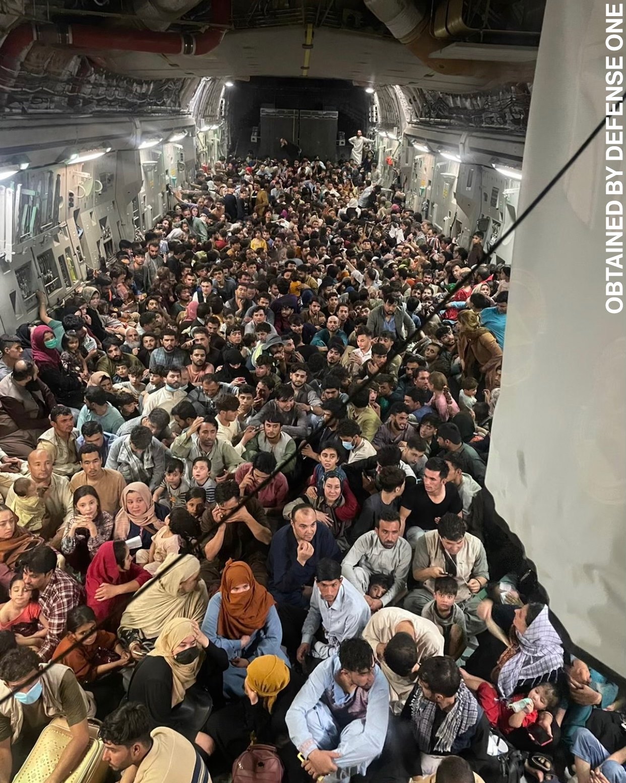 逃難民眾將美軍C-17運輸機擠得水泄不通。(圖/翻攝自推特)