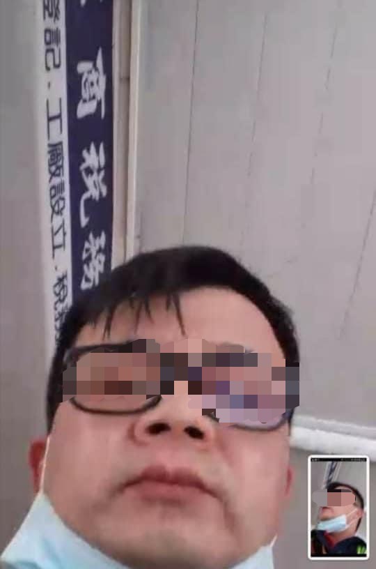 移工手機被搶走時,朋友拍下員警的畫面。(圖/移工黃姓友人Facebook)