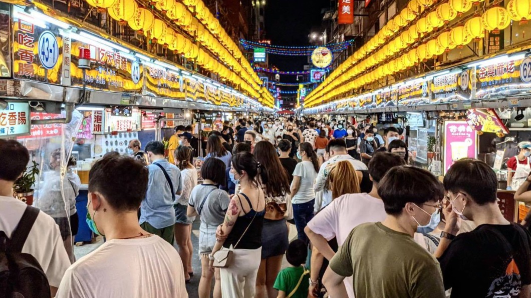 明宣布口罩鬆綁！陳時中先說：夜市「絕不開放」邊走邊吃
