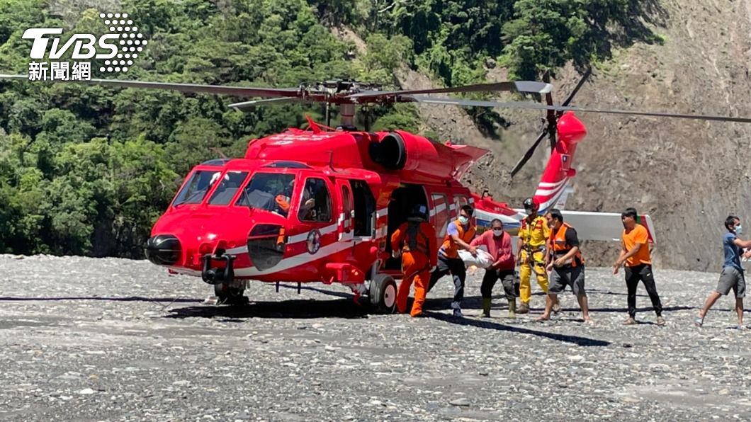明霸克露橋遭沖斷 黑鷹直升機運送1.2噸物資
