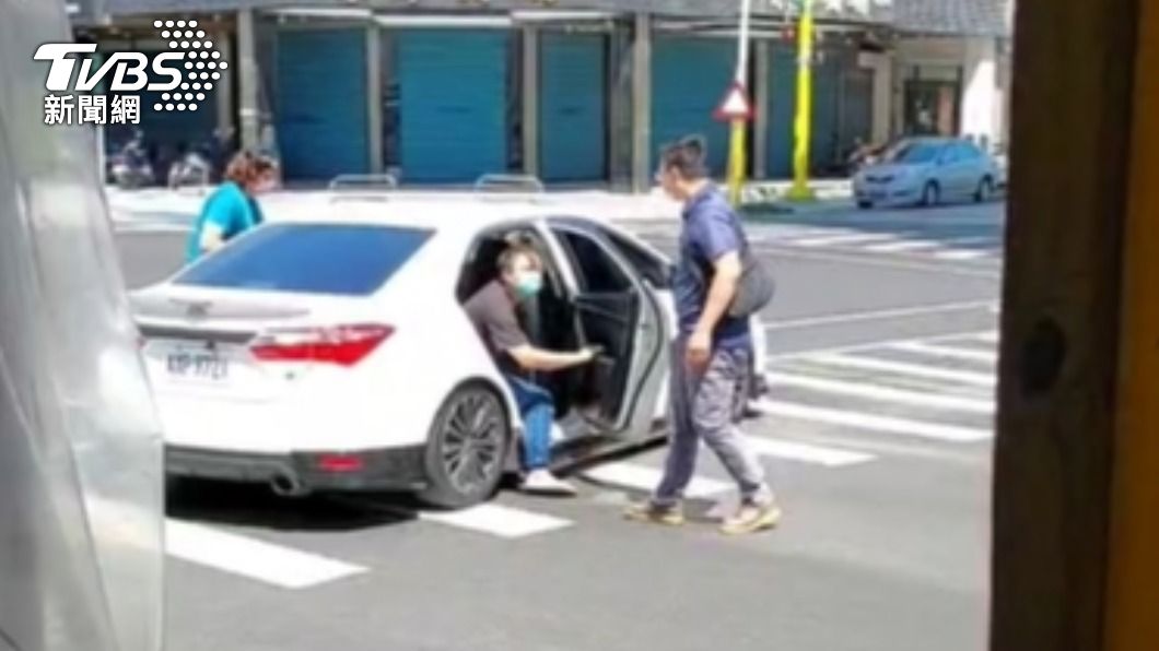 警連開多槍後，嫌犯才停下受檢。（圖／TVBS）