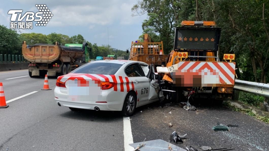 國道警車撞上路肩工程車 3人受傷無生命危險