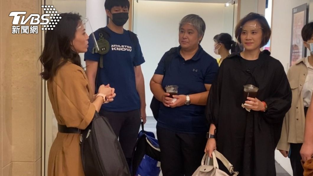 郭婞淳和啟蒙教練林尚儀，以及體能訓練師鄭玉兒。（圖／TVBS）