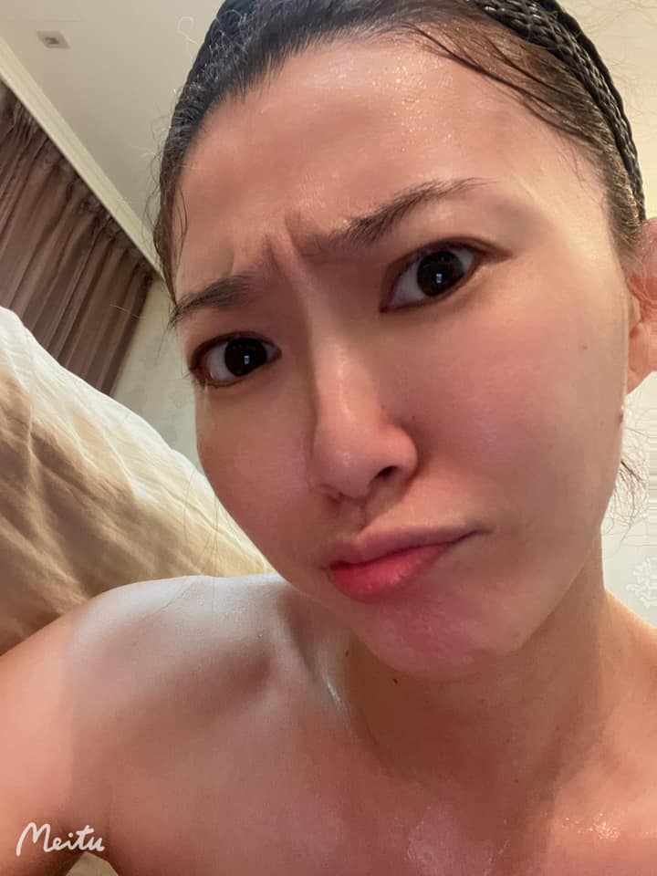 侯怡君罕曬「裸上半身」的大尺度濕身照。(圖/翻攝自侯怡君的家臉書)