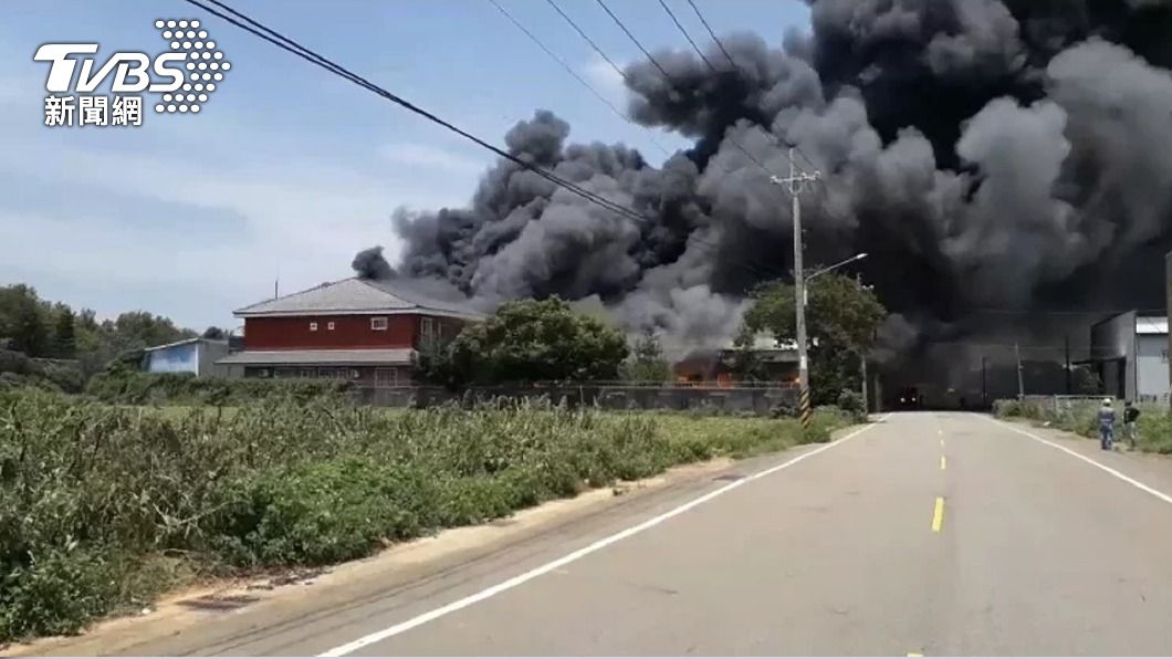 台中清水塑膠工廠大火 數公里外見黑色濃煙