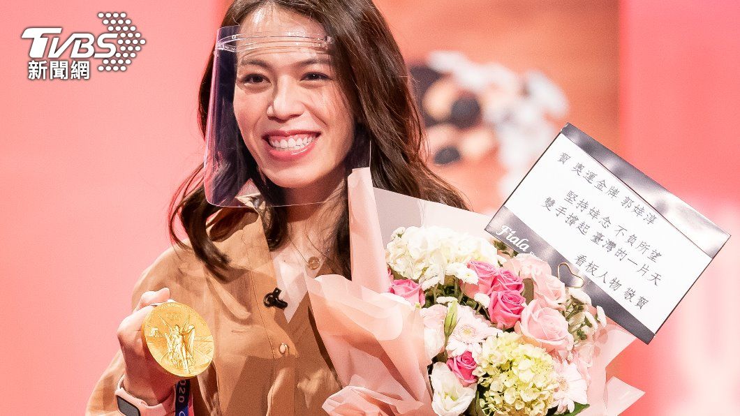 郭婞淳脫下選手服，身著長裙、長靴化身「浪漫鋼琴女神」。（圖／TVBS）