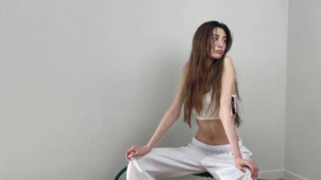 NANA每日100下仰臥起坐或深蹲。(圖/翻攝自NANA IG)