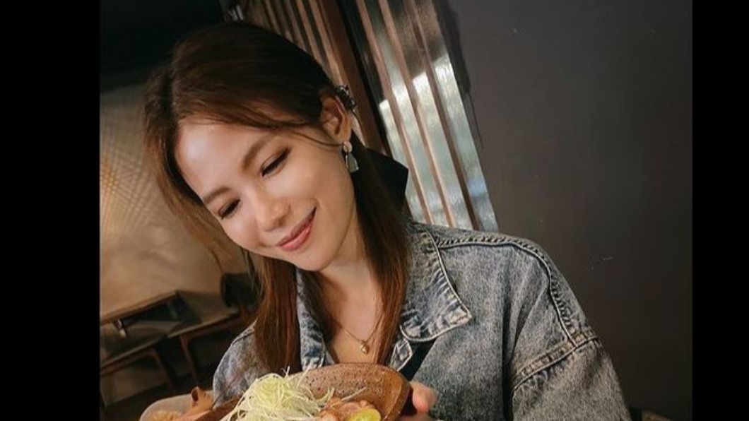 蘿莉塔分享朋友的故事,發現對方啃食豬排時牙齦發炎出血。(圖/翻攝自羅莉塔IG)