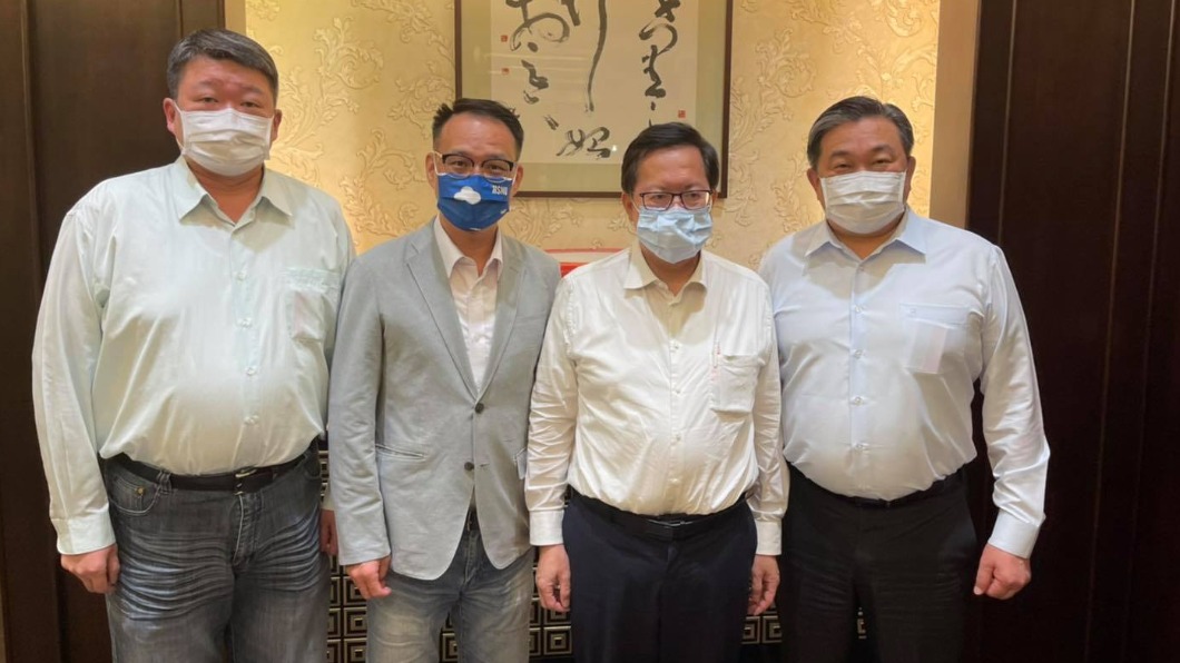 王定宇深夜曬「重量級合照」 網歪樓:4個有3個要減肥