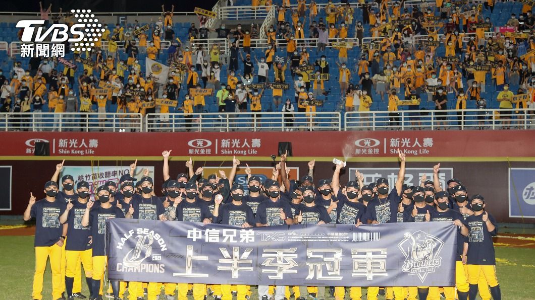 賽後兄弟選手在場內合影留念。(圖/中央社)