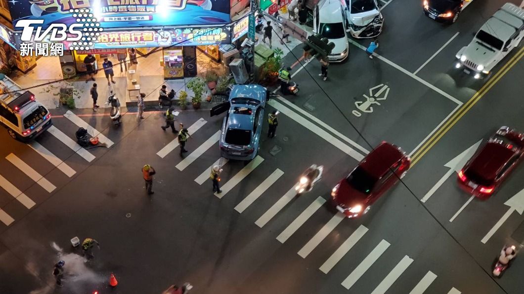 台中市西區向上路一段、華美街口,昨晚發生連環撞車禍。(圖/警方提供)