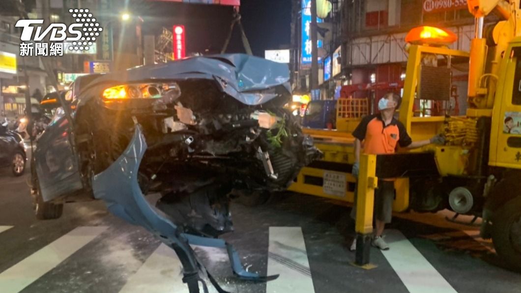 車道變保齡球道！BMW疑不專心　逆向連撞6車