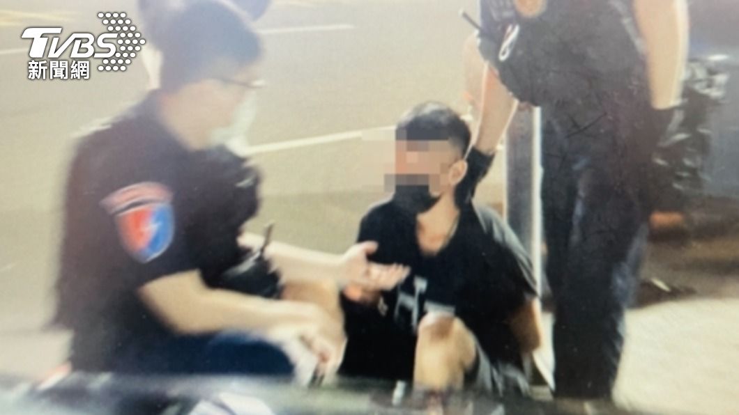 大燈沒開被盯上!無照毒蟲拒檢逆向狂飆 警包夾破窗逮人