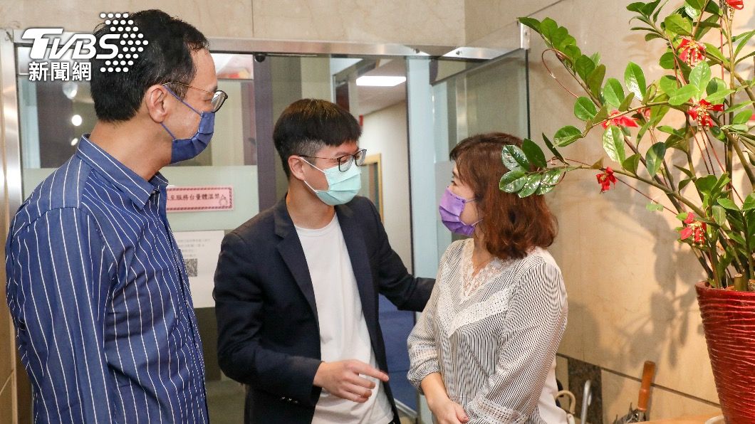 朱立倫與發言人凌濤和王淺秋談話。(圖/朱立倫辦公室提供)