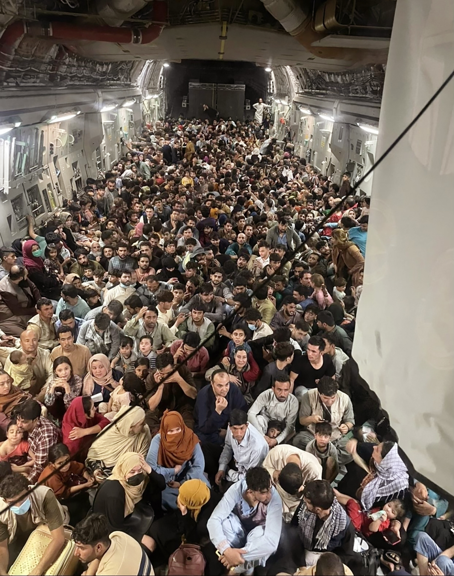 美軍運輸機載滿阿富汗難民。(圖/達志影像美聯社)