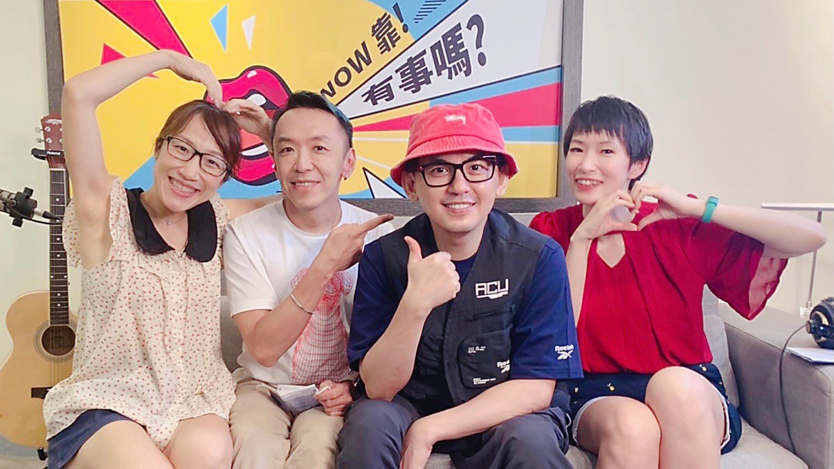 黃子佼接受主持人吳小帽、「爆編」翁瑞怡和吳珊珊的節目訪問。(圖/《Wow靠!有事嗎?》提供)