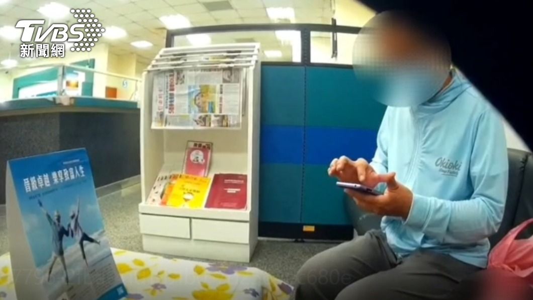 經員警勸說，婦才知自己遭詐騙。（圖／TVBS）