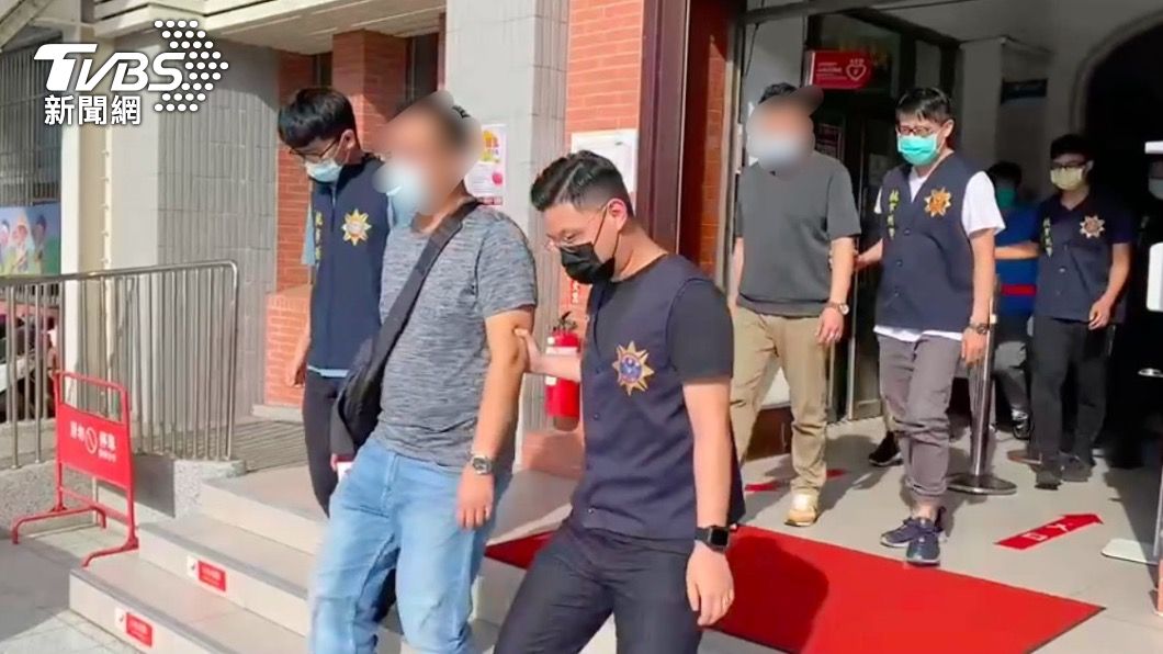 房仲業者遭警方逮補。(圖/TVBS)