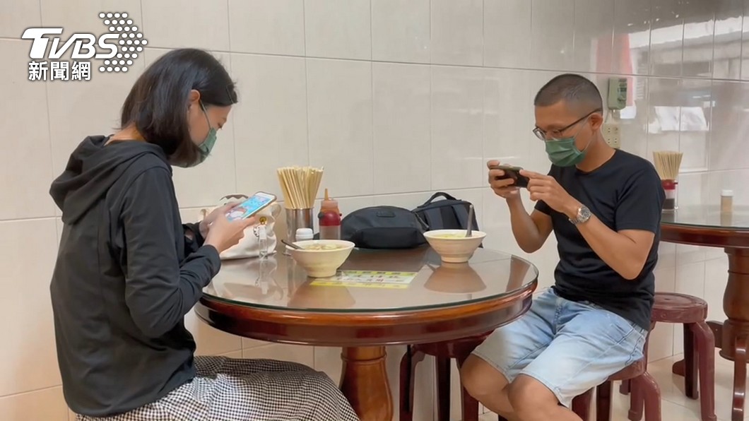 柯文哲批中央同住家人內用規定,執行上有困難。(圖/TVBS)