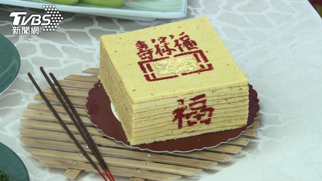 去年中元節，業者就曾推出金紙蛋糕。（圖／TVBS資料畫面）