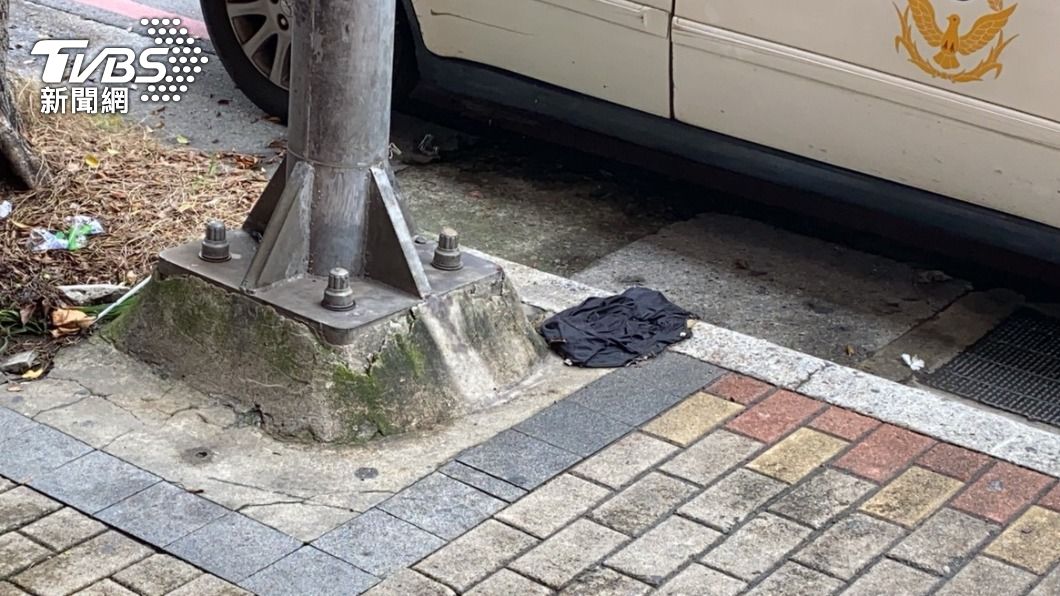 傷者衣物遺留在現場。(圖/TVBS)